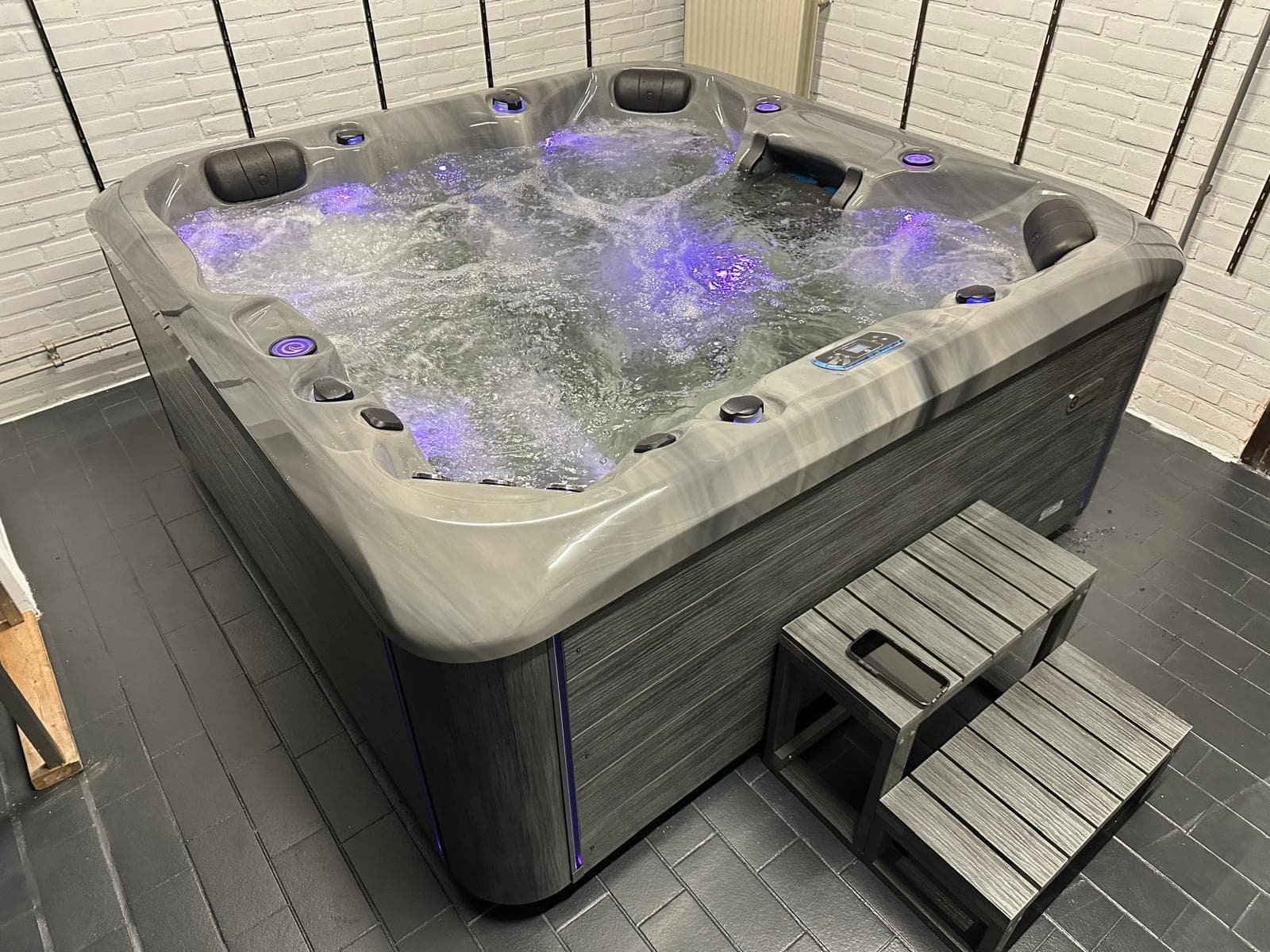 Whirlpool-Innenraum mit LED-Beleuchtung